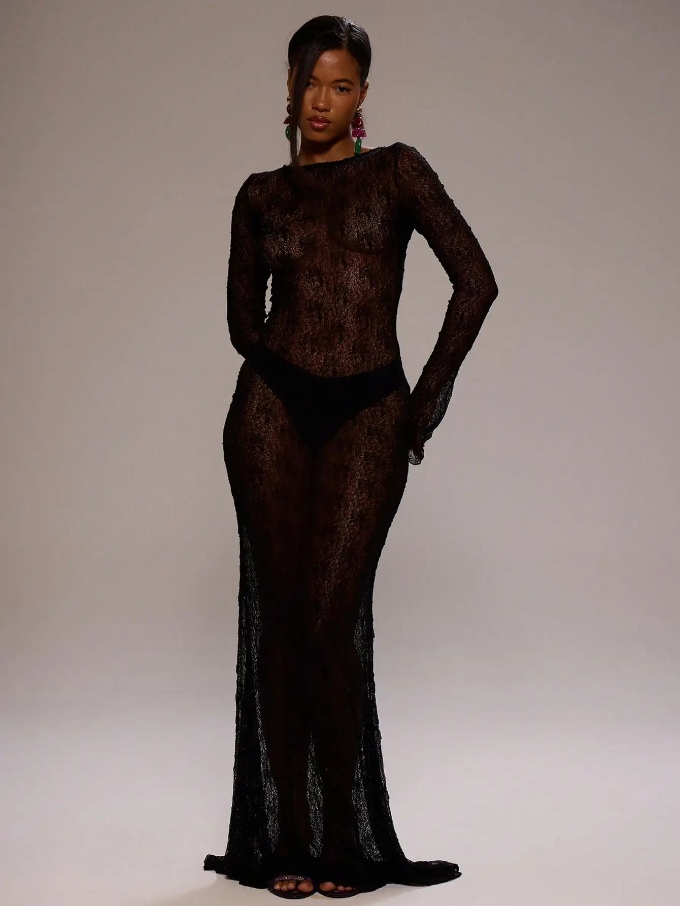 Черное кружевное платье макси с вырезом-лодочкой, длинными рукавами и расклешенным подолом
Черное кружевное платье макси с вырезом-лодочкой, длинными рукавами и расклешенным подолом