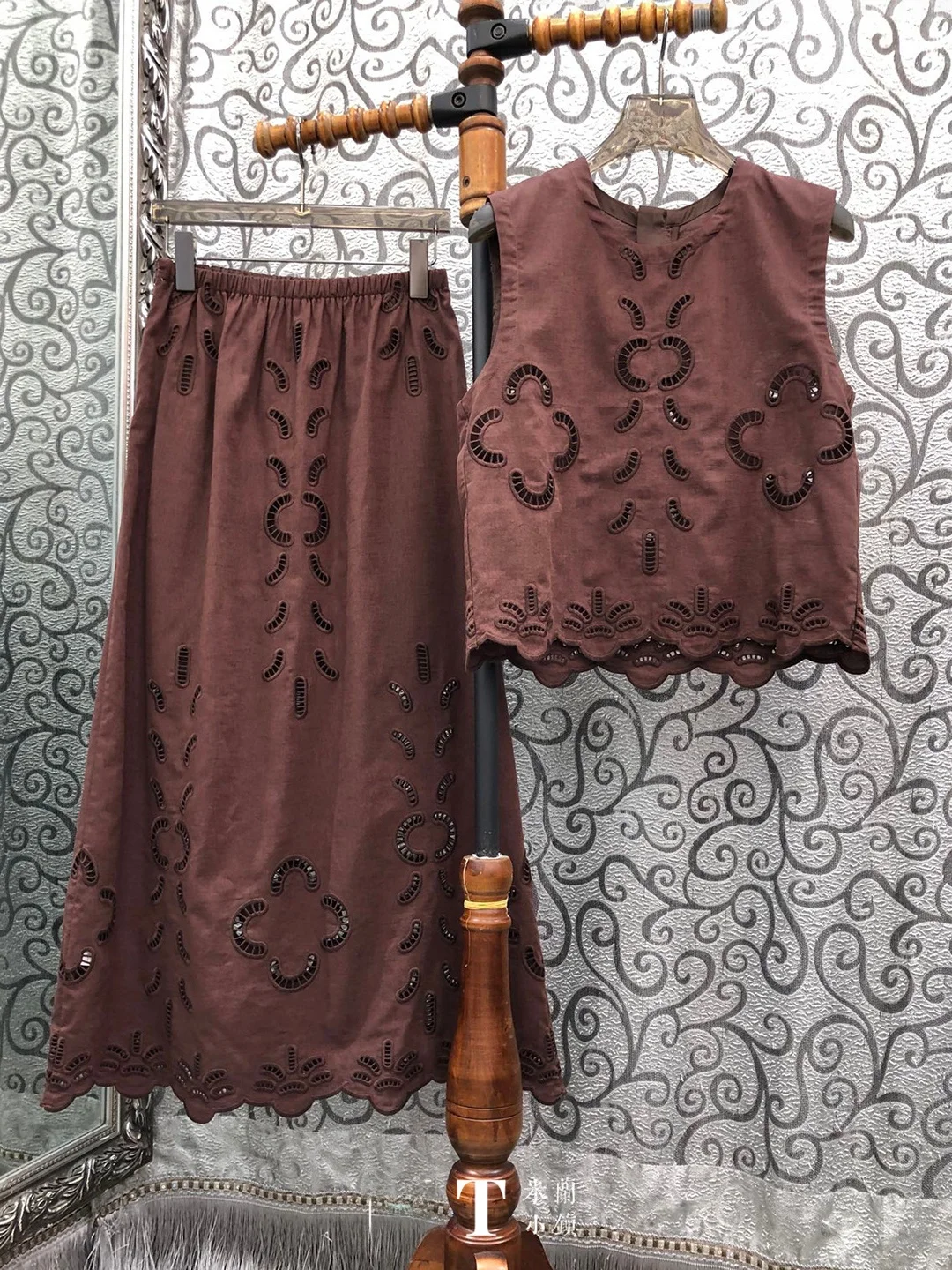 Milan Small Town South Oil High Version Embroidered Sleeveless Vest Top Half Skirt Two-Piece Set Women's Fashion Ensemble
Milan Small Town South Oil High Version Embroidered Sleeveless Vest Top Half Skirt Two-Piece Set Women's Fashion Ensemble