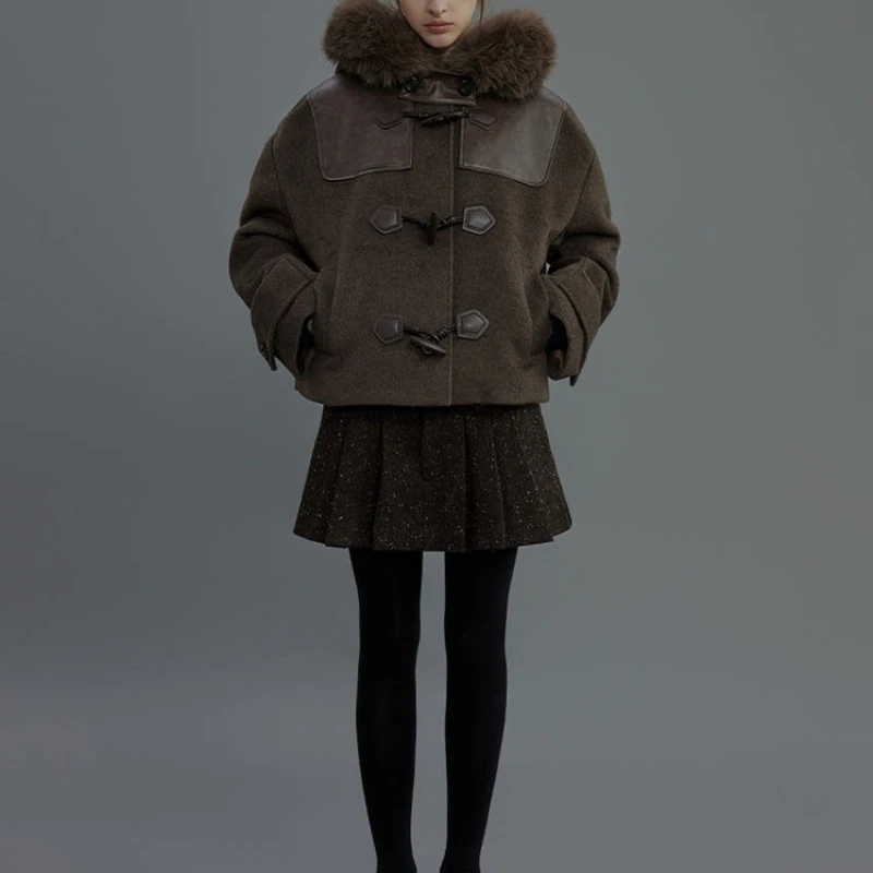 Mao Collar Spliced Cow Horn Button Coat for Women's Autumn and Winter New Style Retro College Style Short Hooded Jacket
Mao Collar Spliced Cow Horn Button Coat for Women's Autumn and Winter New Style Retro College Style Short Hooded Jacket