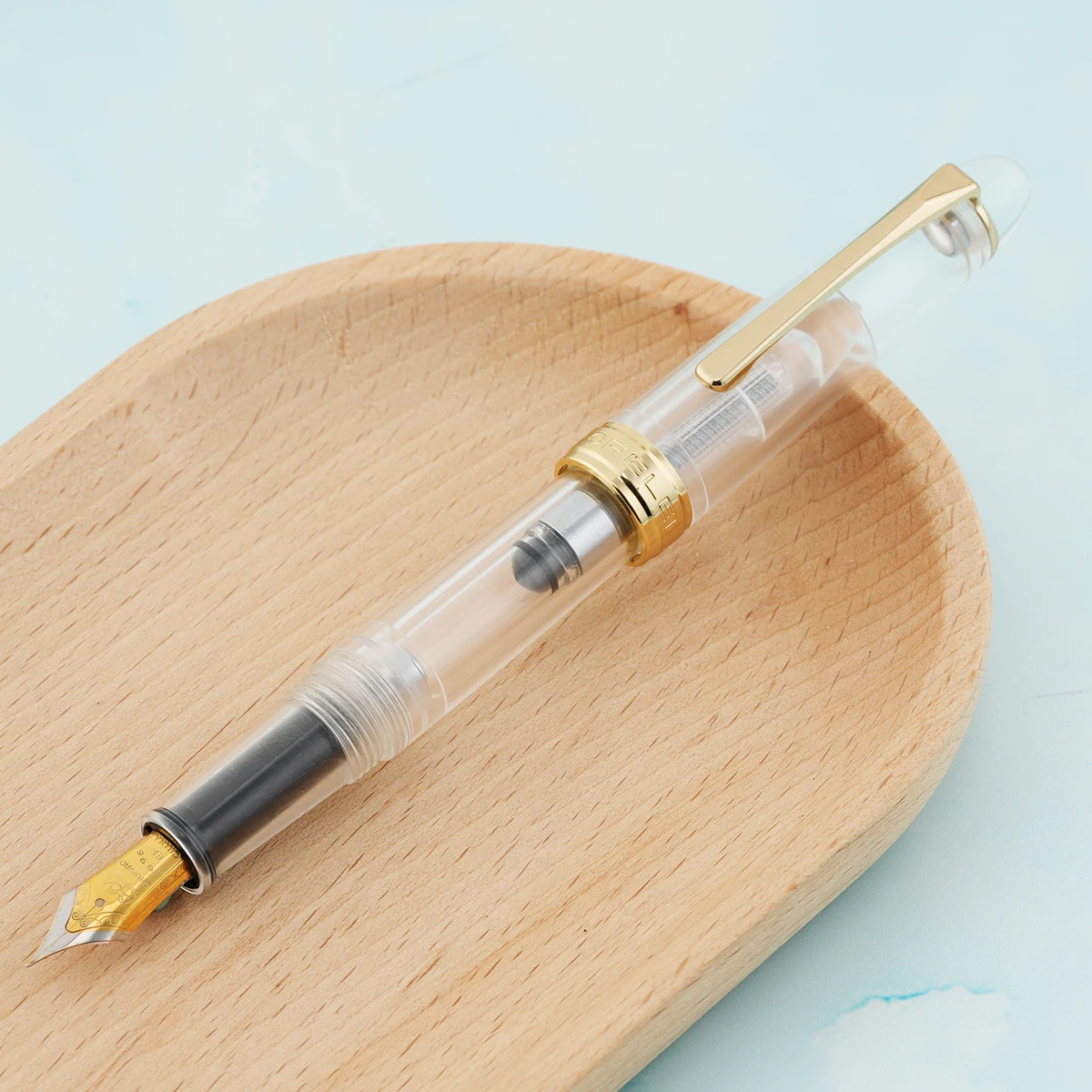 Перьевая ручка LORELEI из прозрачной смолы с прозрачным конвертером 677, золотой зажим, иридиевая чернильная ручка EF/F 0,38/0,5 мм для офиса и бизнеса
Перьевая ручка LORELEI из прозрачной смолы с прозрачным конвертером 677, золотой зажим, иридиевая чернильная ручка EF/F 0,38/0,5 мм для офиса и бизнеса