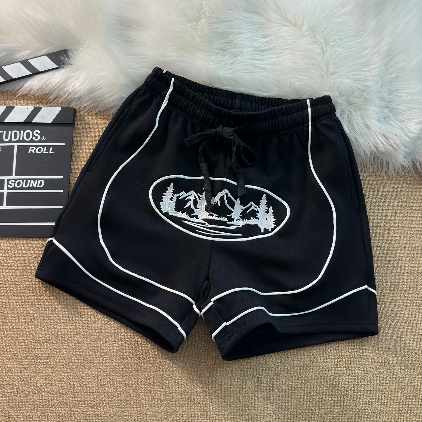 Мужские вышитые баскетбольные шорты свободного кроя, повседневные, дышащие, летние, спортивные, из полиэстера и хлопка
Мужские вышитые баскетбольные шорты свободного кроя, повседневные, дышащие, летние, спортивные, из полиэстера и хлопка