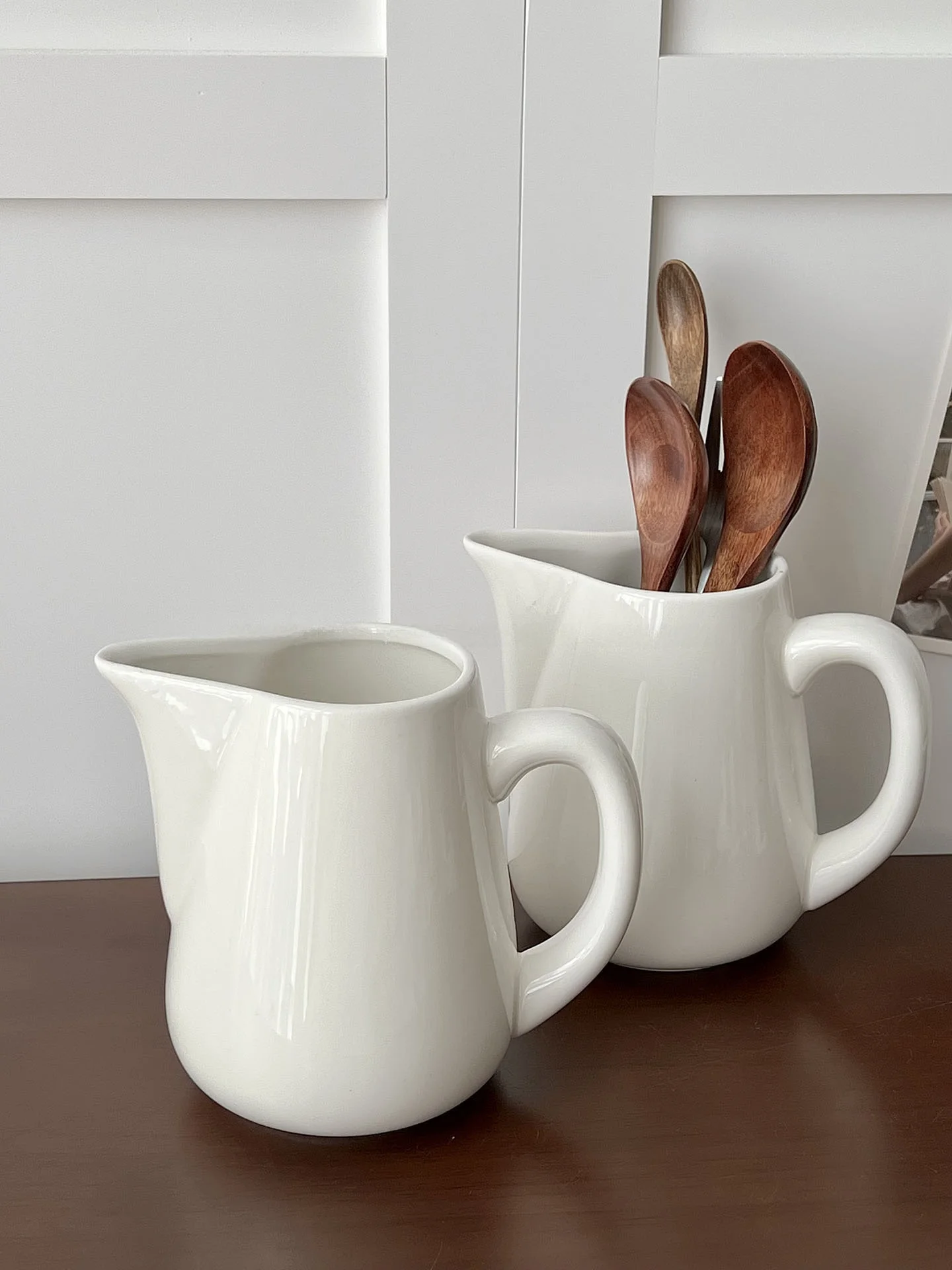 Simple White Cerc Coffee Milk Pot with Handle Large Size Sugar Miss Sauce Guide Cup European Sle Hand-Poured Coffee Pot
Simple White Cerc Coffee Milk Pot with Handle Large Size Sugar Miss Sauce Guide Cup European Sle Hand-Poured Coffee Pot