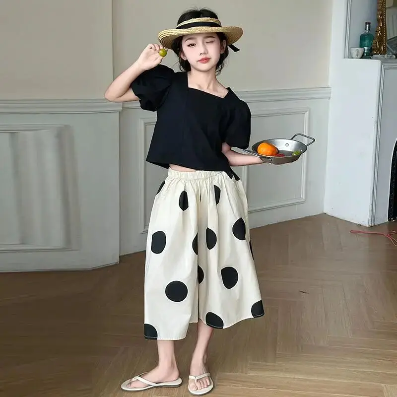 Girls' Summer Collection New Fashionable Children's Short sleeved Shirt Loose Wave Point Wide Leg Pants Two Piece
Girls' Summer Collection New Fashionable Children's Short sleeved Shirt Loose Wave Point Wide Leg Pants Two Piece