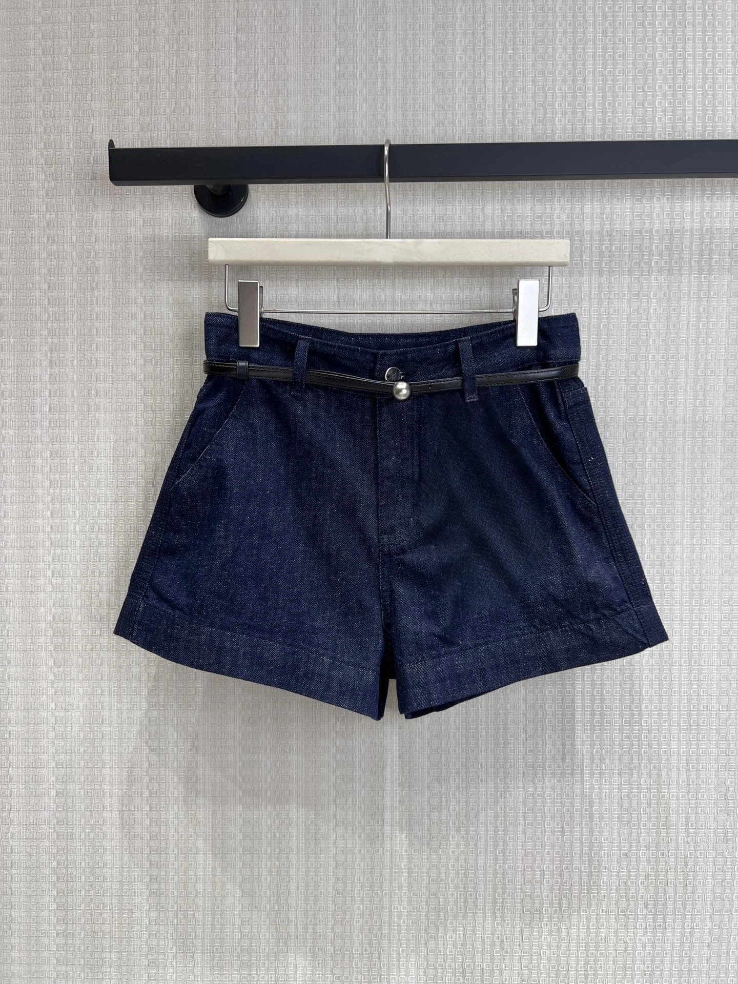 High Waist A-Line Denim Shorts for Women Retro Style Slimming High Quality Versatile Simple Elegant Spring Fashion Ladies Jeans
High Waist A-Line Denim Shorts for Women Retro Style Slimming High Quality Versatile Simple Elegant Spring Fashion Ladies Jeans