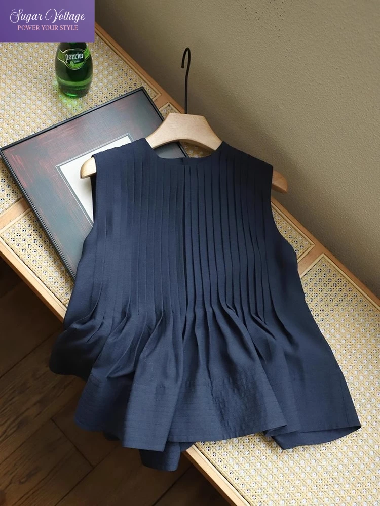 French Youthful Design Plus Size Casual Sleeveless Blouse Women Summer 2025 Navy Blue Pleated Loose Fit Tops Elegant Chic Outfit
French Youthful Design Plus Size Casual Sleeveless Blouse Women Summer 2025 Navy Blue Pleated Loose Fit Tops Elegant Chic Outfit