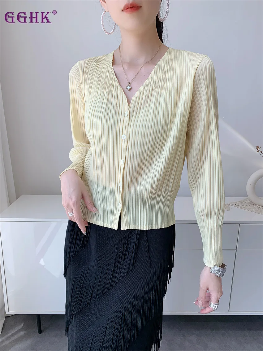 Spring and Summer New Versatile Pleated V-neck Lightweight Outer Cardigan Korean Long Sleeved Top for Women
Spring and Summer New Versatile Pleated V-neck Lightweight Outer Cardigan Korean Long Sleeved Top for Women