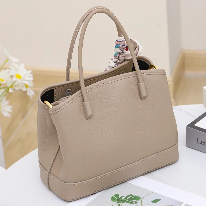 Women's Bag Cowhide One Shoulder Bag High Quality Luxury Design Large Capacity Crossbody Shopping Bag Versatile Fashion Tote Bag
Women's Bag Cowhide One Shoulder Bag High Quality Luxury Design Large Capacity Crossbody Shopping Bag Versatile Fashion Tote Bag