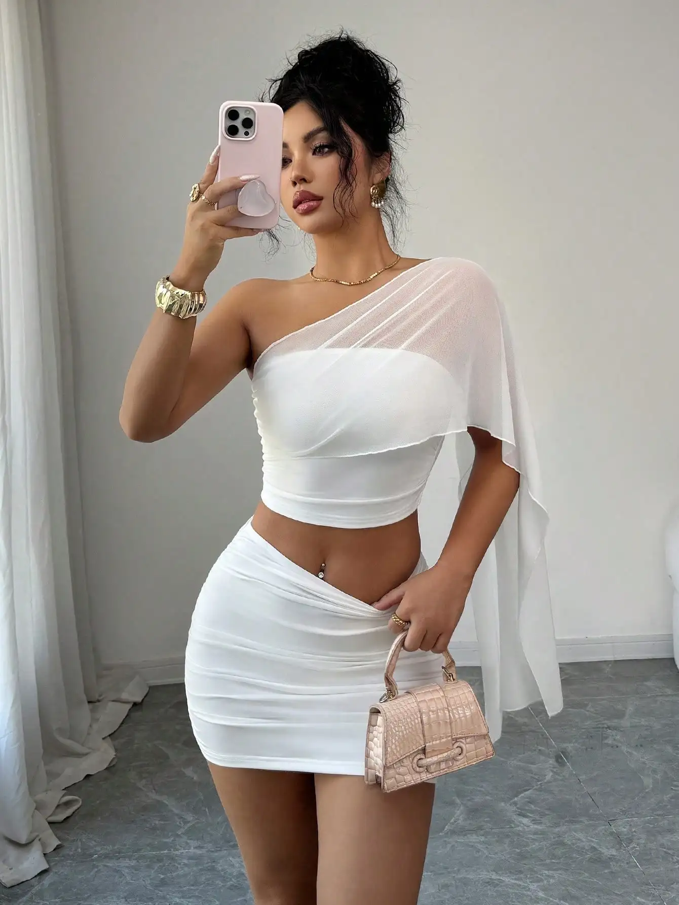 Белый асимметричный укороченный топ из прозрачной сетки и комплект с мини-юбкой с драпировкой
Белый асимметричный укороченный топ из прозрачной сетки и комплект с мини-юбкой с драпировкой