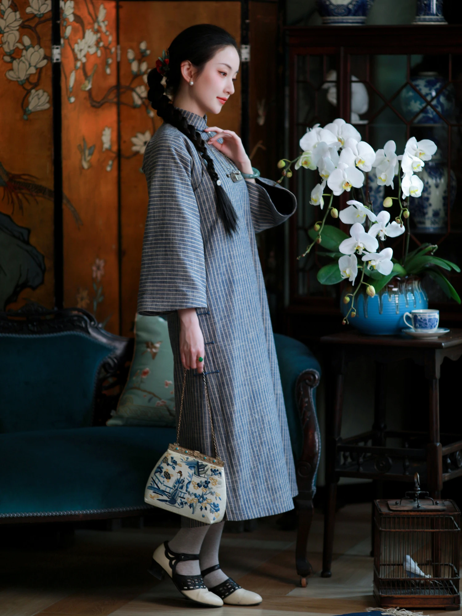 Винтажное хлопково-льняное платье-ципао Tianqing Nuan с длинными рукавами на пуговицах, свободного кроя, миди, в китайском ретро-стиле, для женщин
Винтажное хлопково-льняное платье-ципао Tianqing Nuan с длинными рукавами на пуговицах, свободного кроя, миди, в китайском ретро-стиле, для женщин