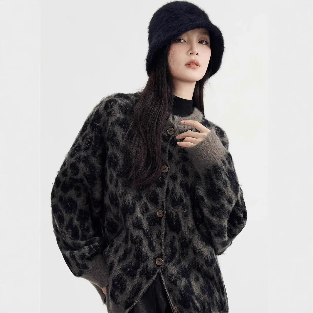 Women Knitting Sweater 2025 Winter Women's Sweet & Edgy Cardigan Fox Fur Trim Leopard Print Luxury Lazy Knit Outerwear
Women Knitting Sweater 2025 Winter Women's Sweet & Edgy Cardigan Fox Fur Trim Leopard Print Luxury Lazy Knit Outerwear