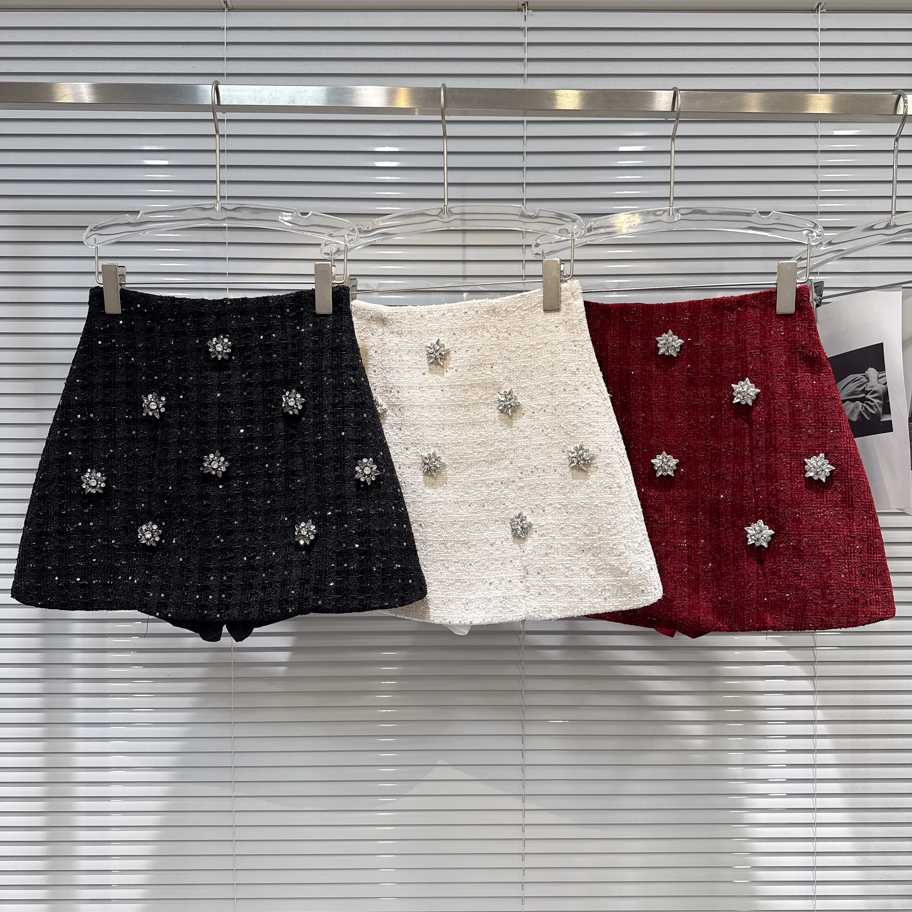 Gagarich 2026, женские осенне-зимние новые твидовые короткие юбки трапециевидной формы для французской светской львицы со стразами и звездами
Gagarich 2026, женские осенне-зимние новые твидовые короткие юбки трапециевидной формы для французской светской львицы со стразами и звездами