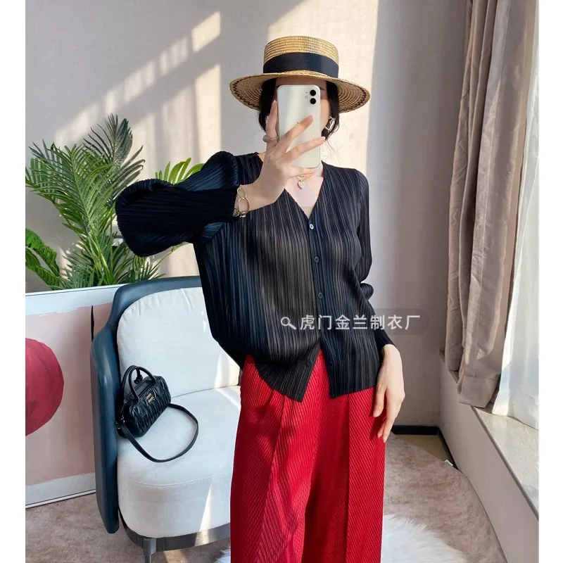 Miyake Style Pleated Top for Women 2025 New Solid Color V-neck Long-sleeved Shirt Elegant Loose Large-size Cardigan Women
Miyake Style Pleated Top for Women 2025 New Solid Color V-neck Long-sleeved Shirt Elegant Loose Large-size Cardigan Women