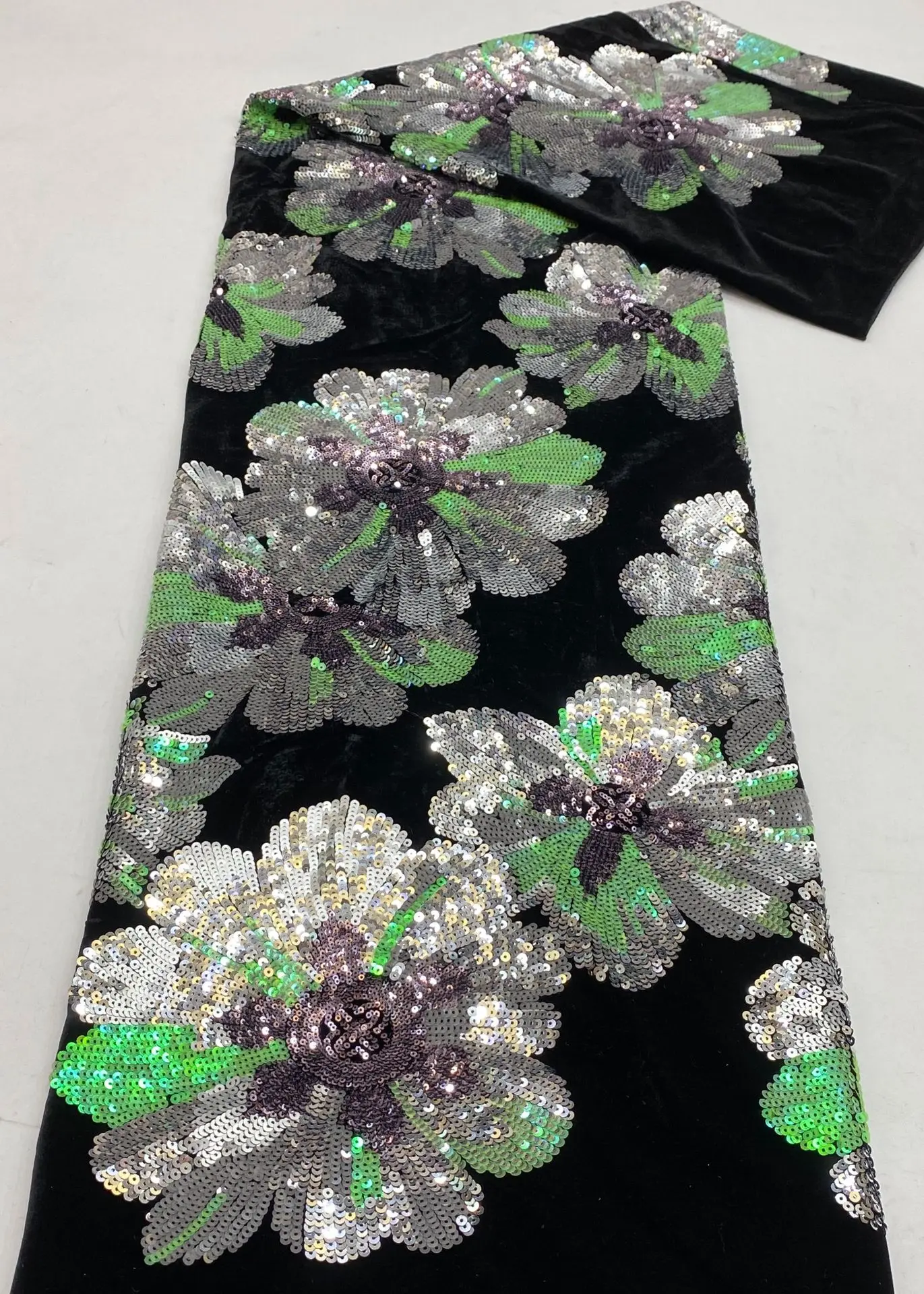 High-end colorful sequin embroidered floral velvet fabric for women's clothing, dresses, gowns, shawls, coats, fashion fabrics
High-end colorful sequin embroidered floral velvet fabric for women's clothing, dresses, gowns, shawls, coats, fashion fabrics