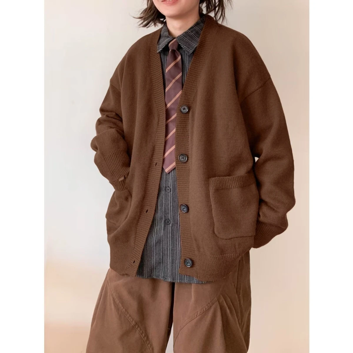 Мужской свободный кардиган в американском ретро-стиле с V-образным вырезом, повседневная универсальная вязаная верхняя одежда для осени и зимы
Мужской свободный кардиган в американском ретро-стиле с V-образным вырезом, повседневная универсальная вязаная верхняя одежда для осени и зимы