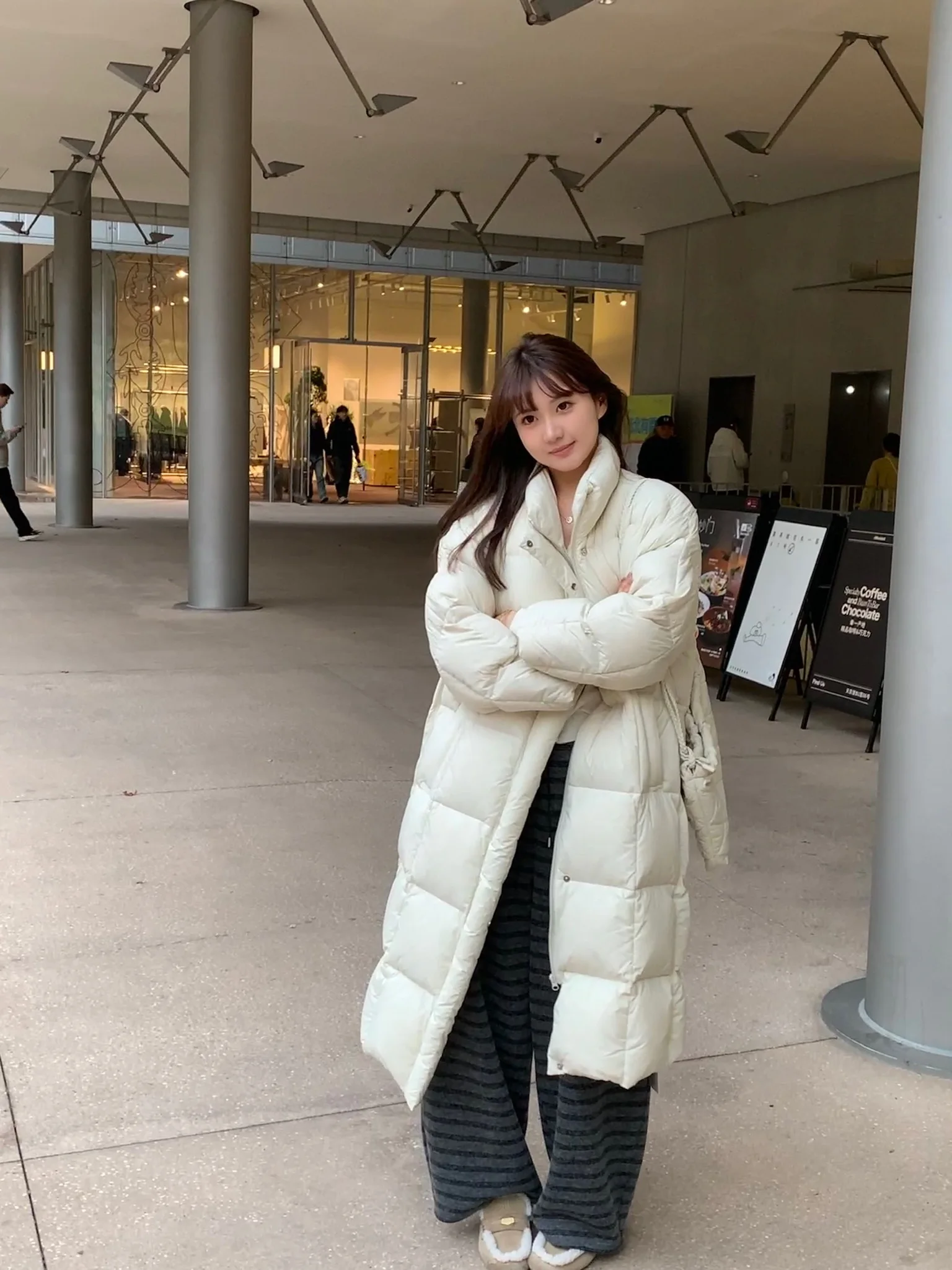 Пуховик Thi Long Du: Теплая женская куртка на осень-зиму с белым пуховым наполнителем Y258045 для холодной погоды
Пуховик Thi Long Du: Теплая женская куртка на осень-зиму с белым пуховым наполнителем Y258045 для холодной погоды