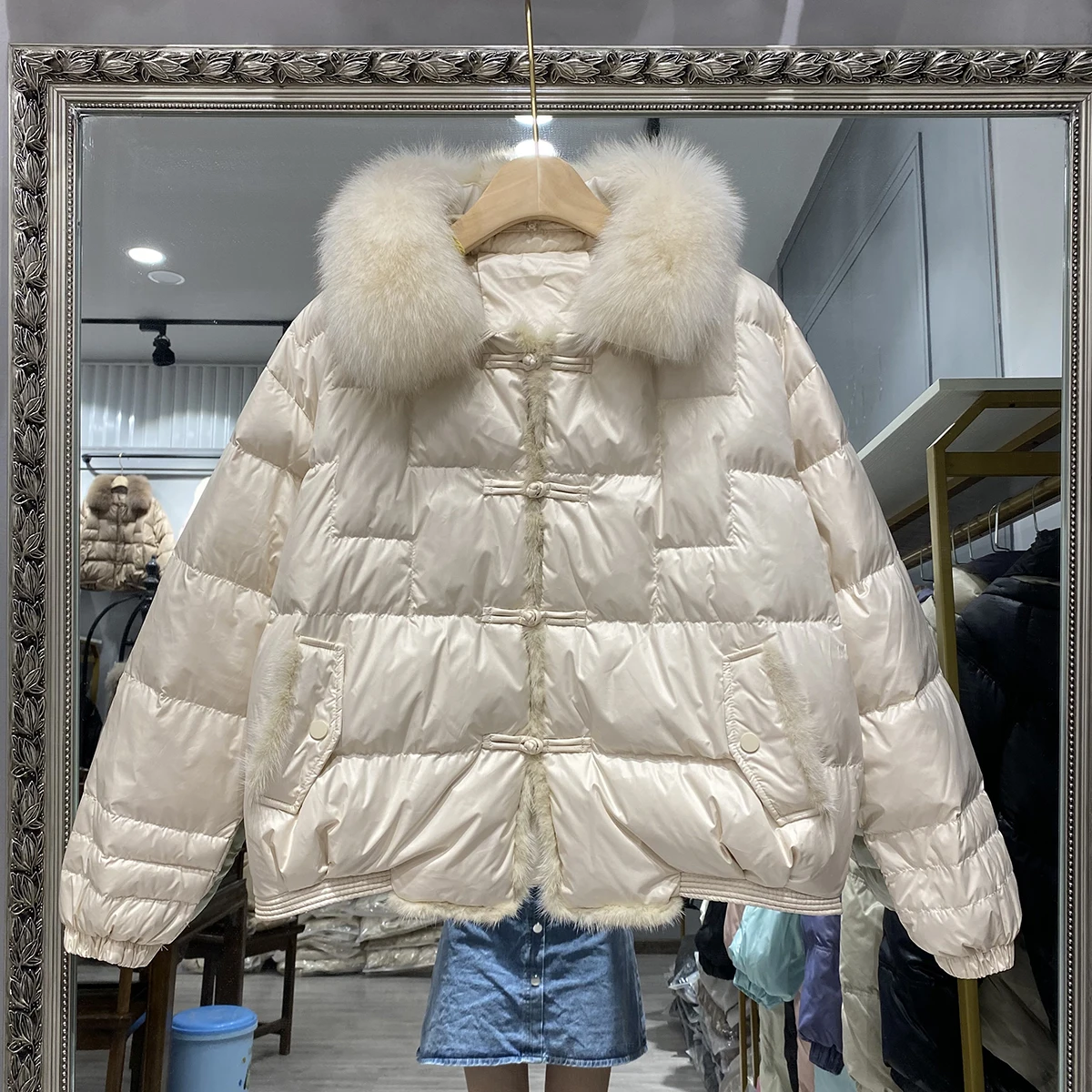2023 New Fashion Duck Down Jackets for Women Winter Fox Fur Collar Warm Short Parka Ladies Solid Color Loose Puffer Coat
2023 New Fashion Duck Down Jackets for Women Winter Fox Fur Collar Warm Short Parka Ladies Solid Color Loose Puffer Coat