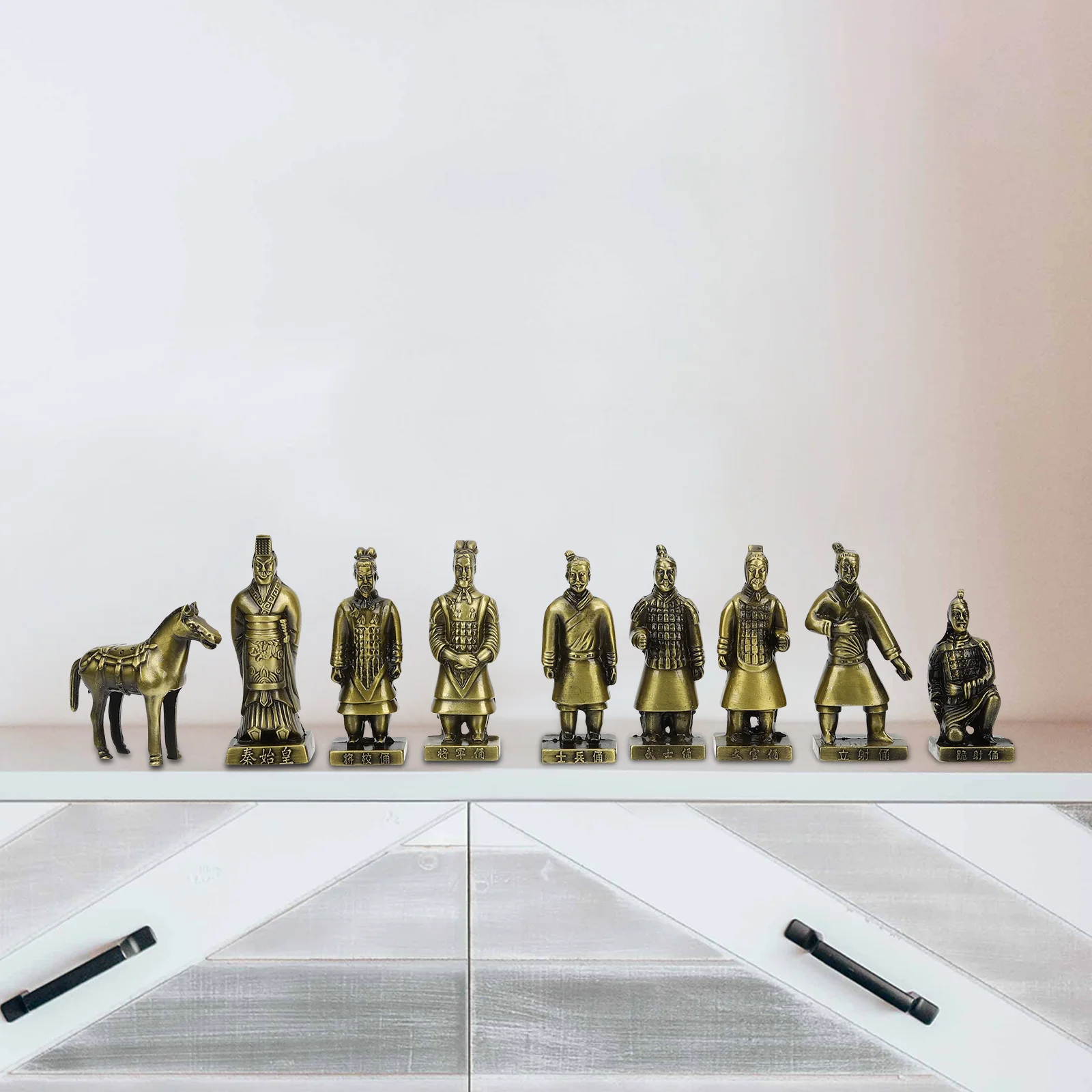 1Set Terracotta Warriors Decor Alloy Craft Statue Exquisite Indoor Desktop Ornament Retro Emperor Qin Military Collection Metal
1Set Terracotta Warriors Decor Alloy Craft Statue Exquisite Indoor Desktop Ornament Retro Emperor Qin Military Collection Metal