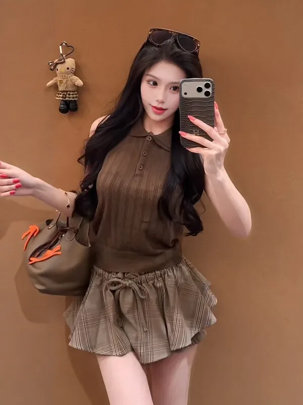 Retro Style Knitted Vest And Plaid Pleated Skirt Set Women's Summer New Age Reduction Matching Casual Fashion Ensemble
Retro Style Knitted Vest And Plaid Pleated Skirt Set Women's Summer New Age Reduction Matching Casual Fashion Ensemble