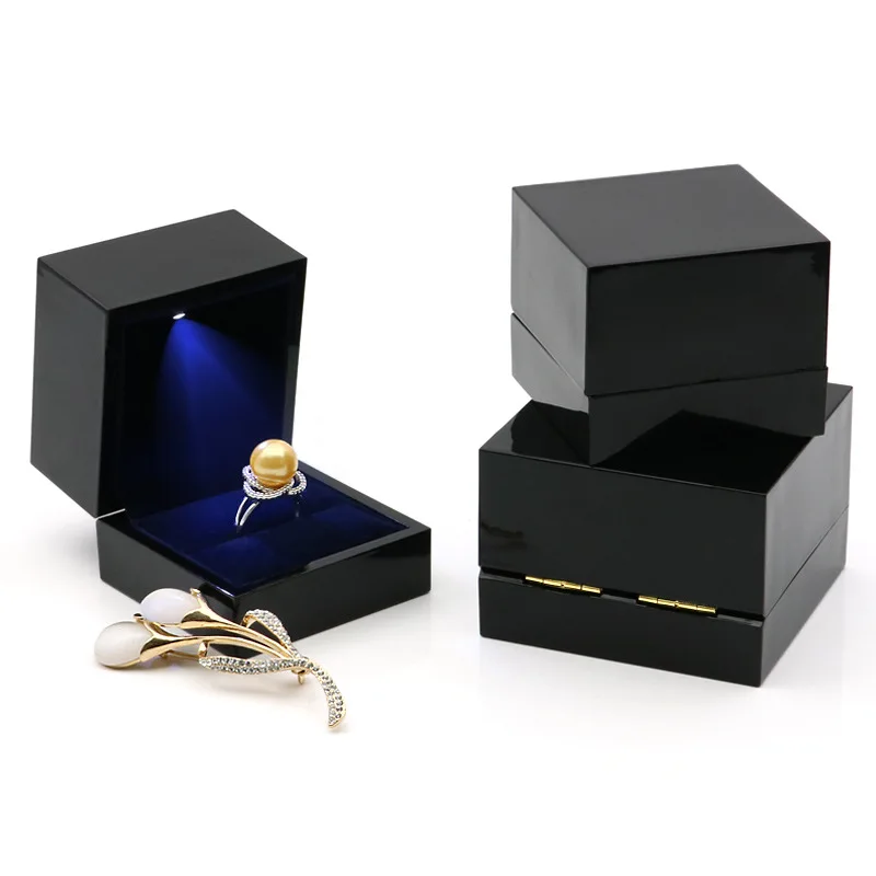 LED Light Up Wedding Ring Box Jewelry Display Case with Pendant Brooch Bracelet Storage High-End Gift Packaging for Proposals
LED Light Up Wedding Ring Box Jewelry Display Case with Pendant Brooch Bracelet Storage High-End Gift Packaging for Proposals
