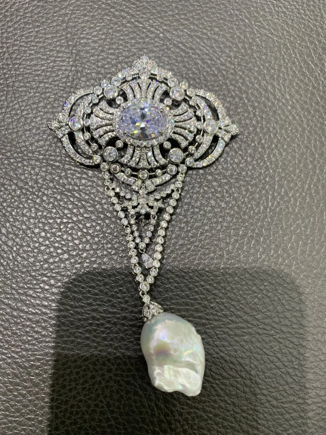 baroque natural fresh water pearl brooch vintage palace copper with cubic zircon fashion women jewelry
baroque natural fresh water pearl brooch vintage palace copper with cubic zircon fashion women jewelry