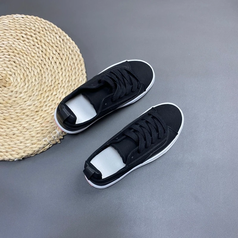Black and white bottom patchwork low top skateboard shoes, simple retro canvas casual shoes, American street versatile and trend
Black and white bottom patchwork low top skateboard shoes, simple retro canvas casual shoes, American street versatile and trend
