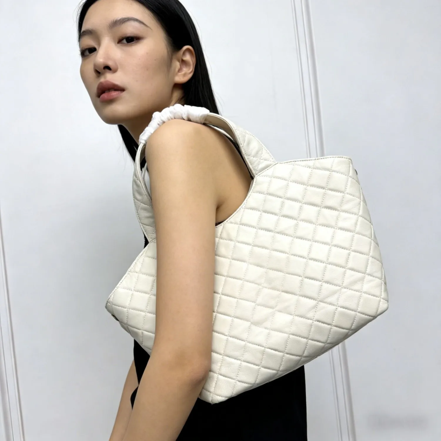 Minimalist Cream White Chevron Tote Ladies Structured Soft Leather Purse with Contemporary Design for Work and Travel
Minimalist Cream White Chevron Tote Ladies Structured Soft Leather Purse with Contemporary Design for Work and Travel