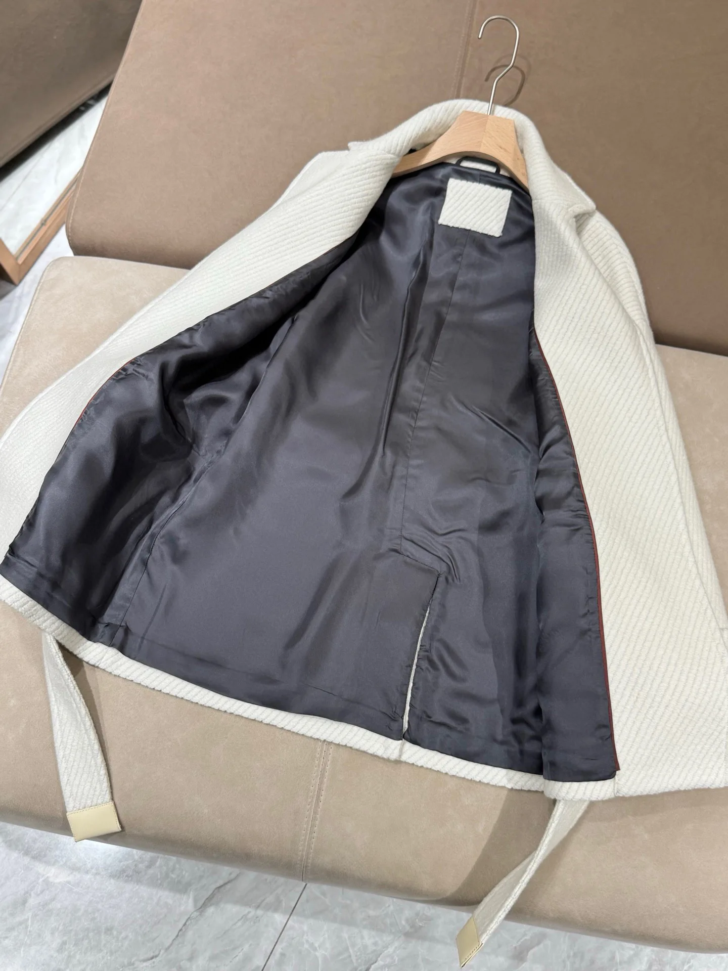 High-Quality White Simple Mid-Length Waist Trench Coat For Women Fashion 2025 Early Autumn Commuting
High-Quality White Simple Mid-Length Waist Trench Coat For Women Fashion 2025 Early Autumn Commuting