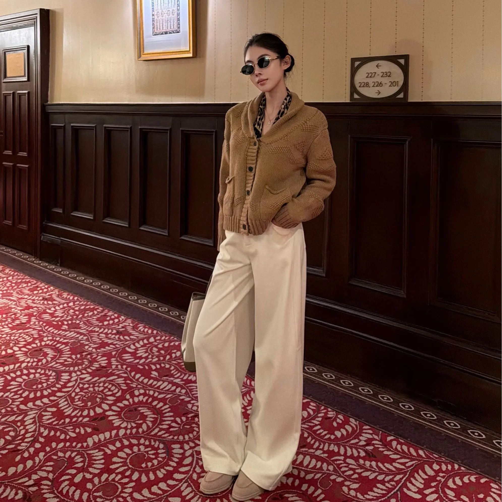 Женские брюки с высокой талией, широкие, повседневные, весна-осень, новые, утягивающие, универсальные, шерстяные, прямые, в стиле юбки-брюки
Женские брюки с высокой талией, широкие, повседневные, весна-осень, новые, утягивающие, универсальные, шерстяные, прямые, в стиле юбки-брюки