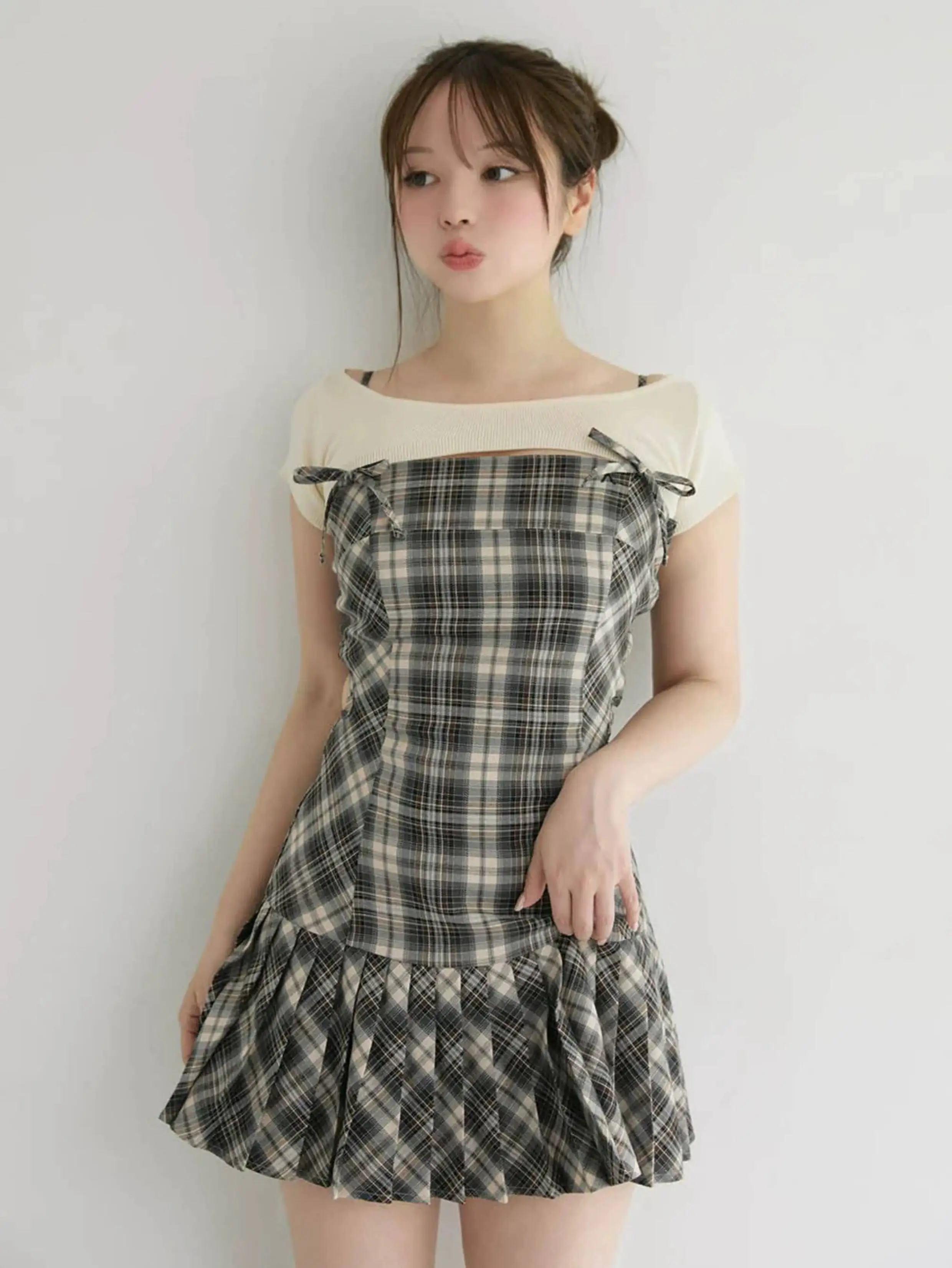 Japanese Plaid 2-piece Set Sweet and Kawaii Waist Suspender Dress Short-sleeved Blouse Set Y2K Women's Commuter Casual Dress.
Japanese Plaid 2-piece Set Sweet and Kawaii Waist Suspender Dress Short-sleeved Blouse Set Y2K Women's Commuter Casual Dress.