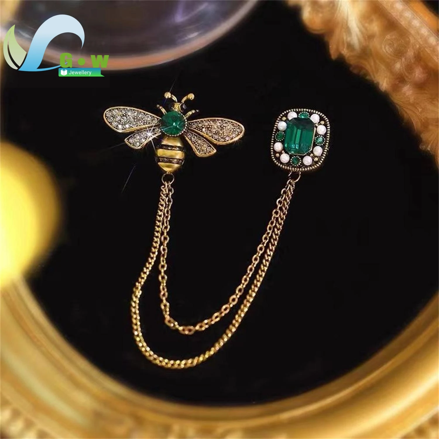 Vintage Bee Brooch Emerald Rhinestone Enamel Craft Blazer Lapel Pin Luxury Boho Wedding Jewelry Gift for Women Handmade Boutique
Vintage Bee Brooch Emerald Rhinestone Enamel Craft Blazer Lapel Pin Luxury Boho Wedding Jewelry Gift for Women Handmade Boutique