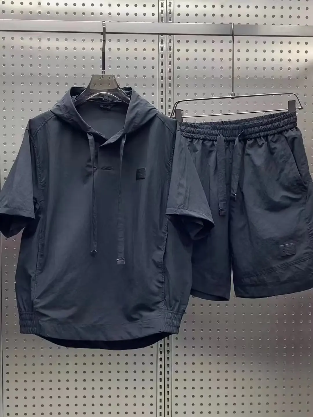 Легкий дышащий мужской повседневный комплект для активного отдыха: рубашка и шорты свободного кроя, быстросохнущие, с пятью карманами, из полиэстера.
Легкий дышащий мужской повседневный комплект для активного отдыха: рубашка и шорты свободного кроя, быстросохнущие, с пятью карманами, из полиэстера.