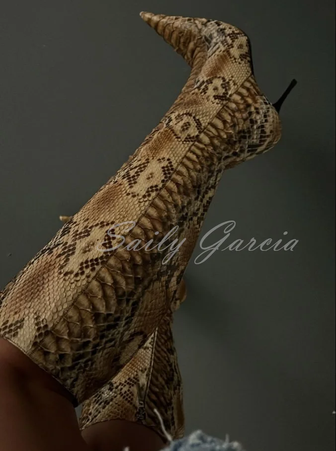 Serpentine Pattern High Heel Knee High Boot Women Pointed Toe Stiletto Heel Crocodile Long Boot Winter New Party Dress Shoes
Serpentine Pattern High Heel Knee High Boot Women Pointed Toe Stiletto Heel Crocodile Long Boot Winter New Party Dress Shoes