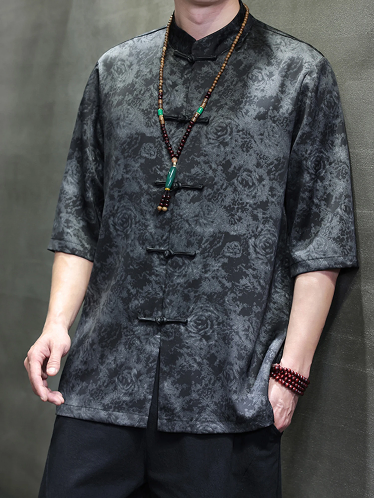 Мужская рубашка из ледяного шелка с коротким рукавом, в стиле ретро, с воротником-стойкой, в китайском стиле, молодежная, модная, летняя, приталенного кроя
Мужская рубашка из ледяного шелка с коротким рукавом, в стиле ретро, с воротником-стойкой, в китайском стиле, молодежная, модная, летняя, приталенного кроя