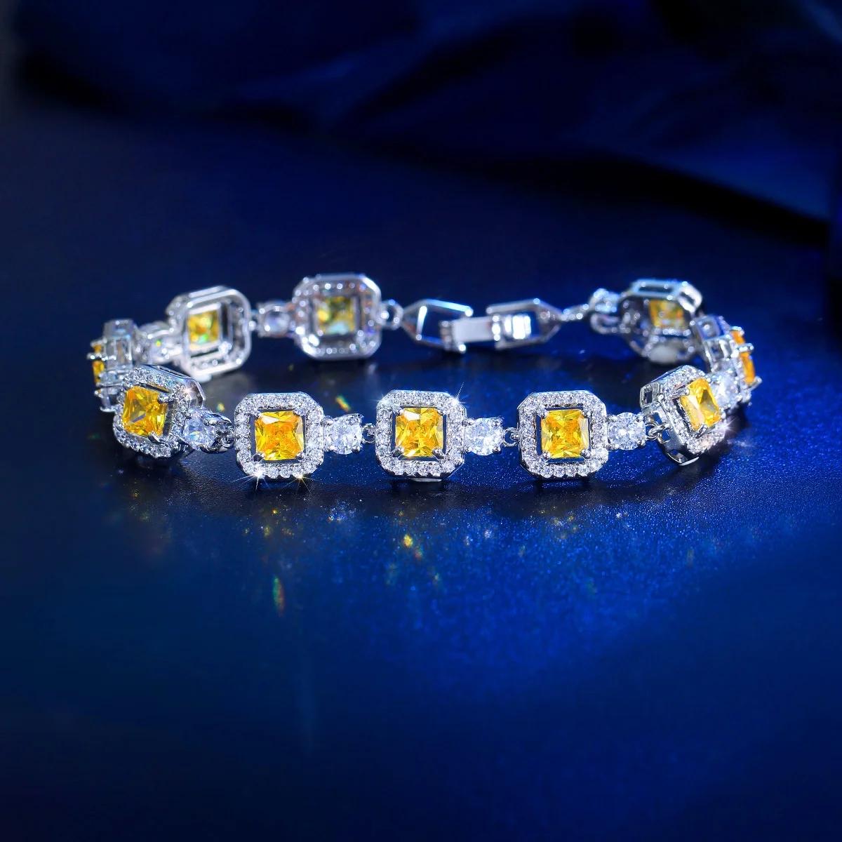 Браслеты Pera с квадратными подвесками из желтых фианитов огранки Princess Cut, блестящая теннисная цепочка с фианитами и удлинительной застежкой для женщин, ювелирные изделия, подарок на вечеринку B273
Браслеты Pera с квадратными подвесками из желтых фианитов огранки Princess Cut, блестящая теннисная цепочка с фианитами и удлинительной застежкой для женщин, ювелирные изделия, подарок на вечеринку B273