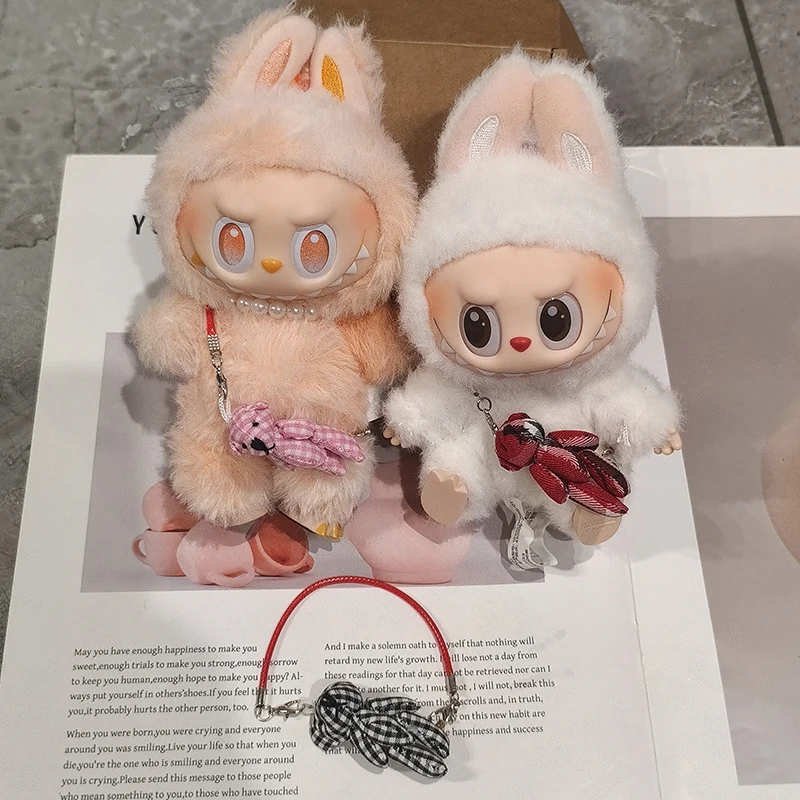 Ткань для Labubu, сумка через плечо с милым медведем, изысканное жемчужное ожерелье, одежда Labubu, великолепные аксессуары
Ткань для Labubu, сумка через плечо с милым медведем, изысканное жемчужное ожерелье, одежда Labubu, великолепные аксессуары