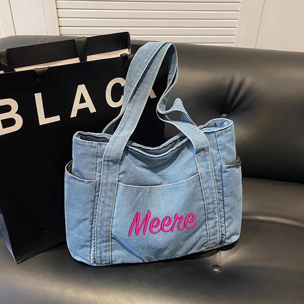 2025 Новая настраиваемая женская сумка с вышивкой, повседневная простая джинсовая сумка большой вместимости, студенческая дорожная сумка через плечо
2025 Новая настраиваемая женская сумка с вышивкой, повседневная простая джинсовая сумка большой вместимости, студенческая дорожная сумка через плечо