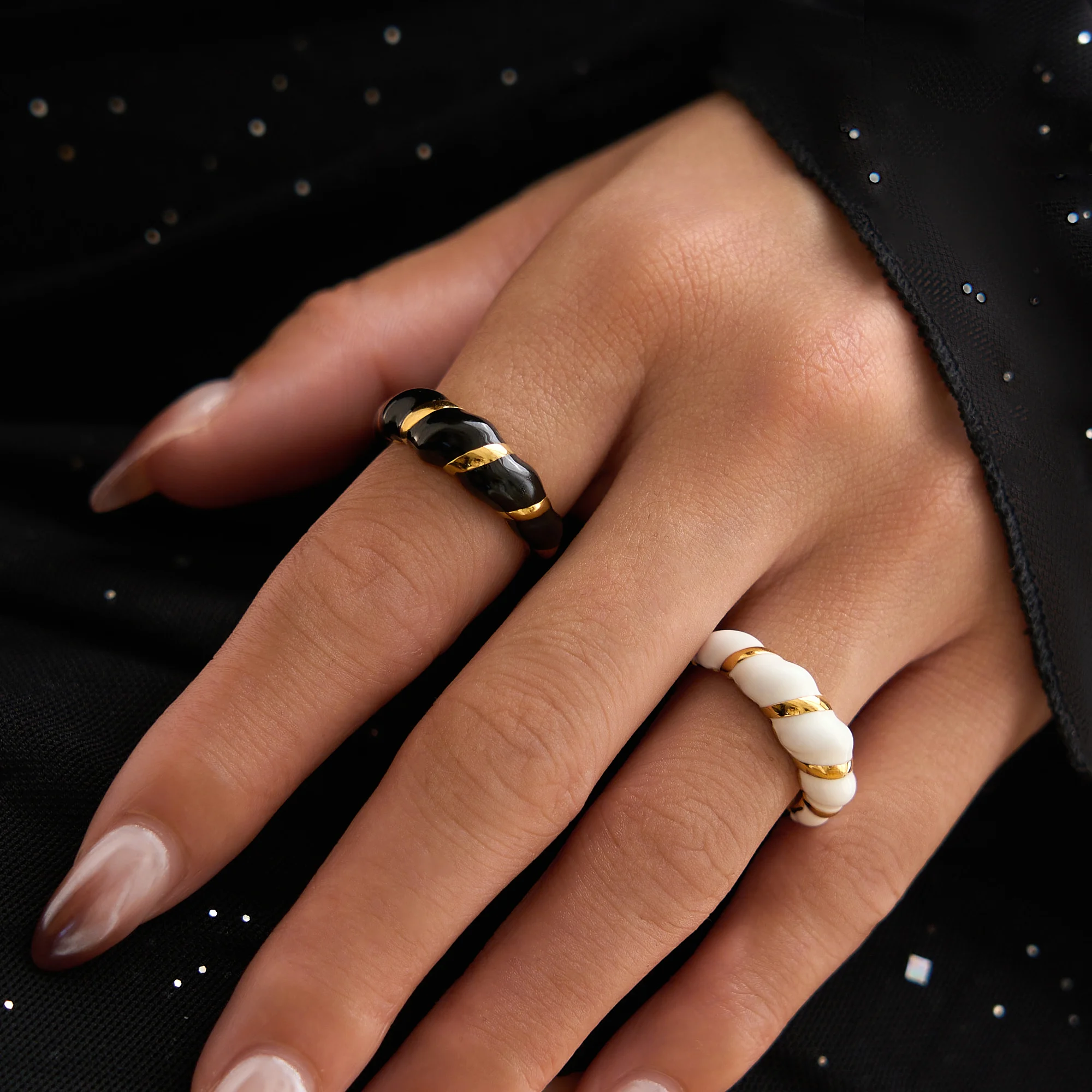 DASEIN Unique French Black White Enamel Ring 18k PVD Gold Plated Stainless Steel Vintage Jewelry Surprise Gift Ring Women
DASEIN Unique French Black White Enamel Ring 18k PVD Gold Plated Stainless Steel Vintage Jewelry Surprise Gift Ring Women