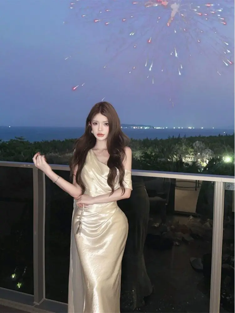Elegant White Satin Asymmetrical Shoulder Dress Women's Summer Waist-Cinching Bodycon Skirt Slimming Evening Gown Long Dress
Elegant White Satin Asymmetrical Shoulder Dress Women's Summer Waist-Cinching Bodycon Skirt Slimming Evening Gown Long Dress