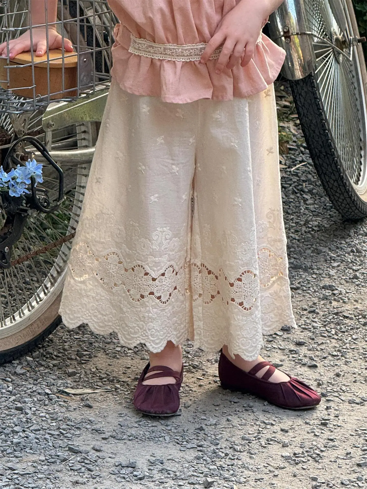 Cotton Embroidered Hollow Flower Heavy Duty Elastic Waist Wide Leg Pants 2025 Summer New Girls Mosquito Proof Pants
Cotton Embroidered Hollow Flower Heavy Duty Elastic Waist Wide Leg Pants 2025 Summer New Girls Mosquito Proof Pants