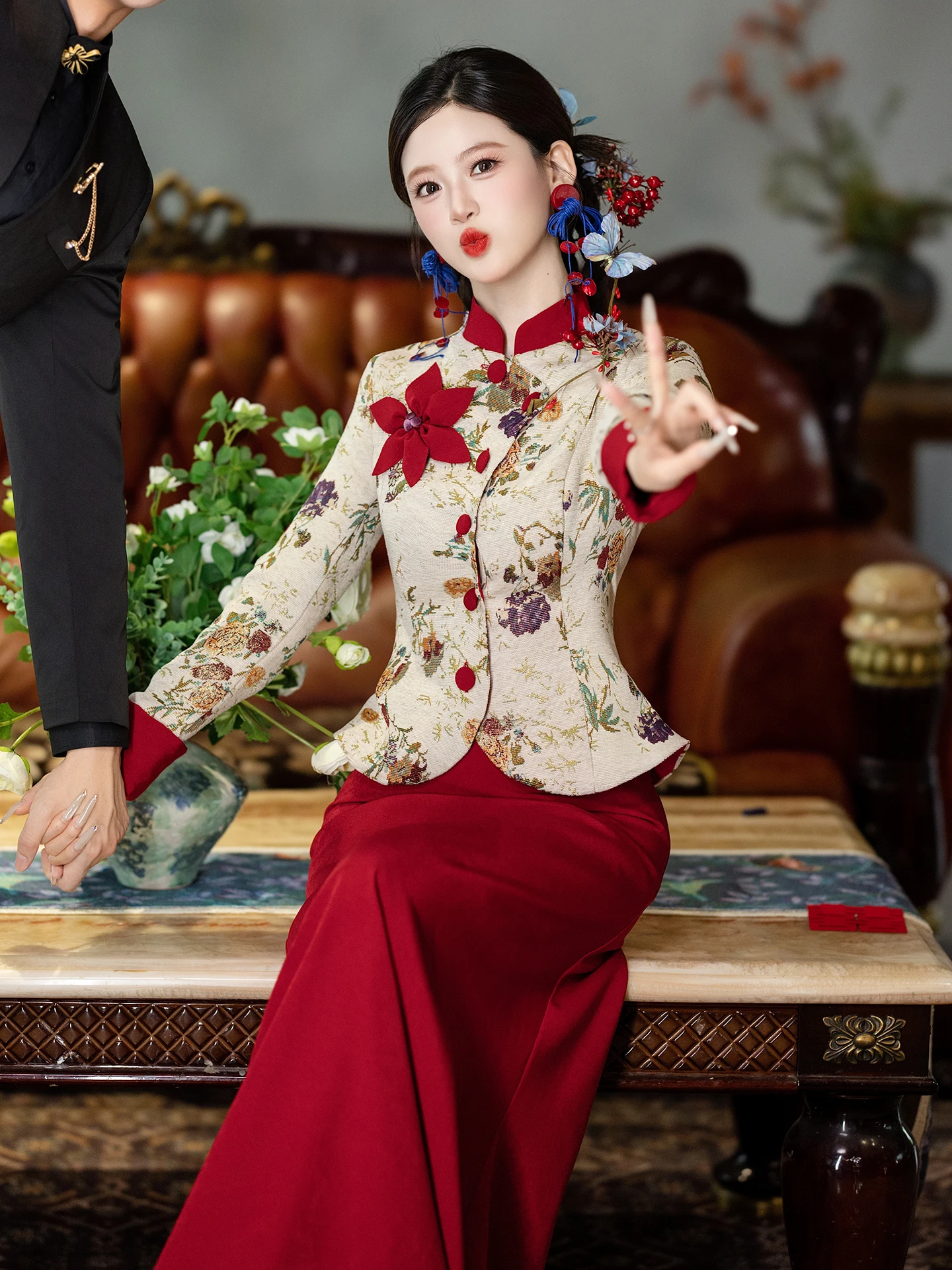 Новый китайский свадебный комплект в стиле ретро для осени и зимы: женская одежда для помолвки и церемоний, с длинными рукавами
Новый китайский свадебный комплект в стиле ретро для осени и зимы: женская одежда для помолвки и церемоний, с длинными рукавами