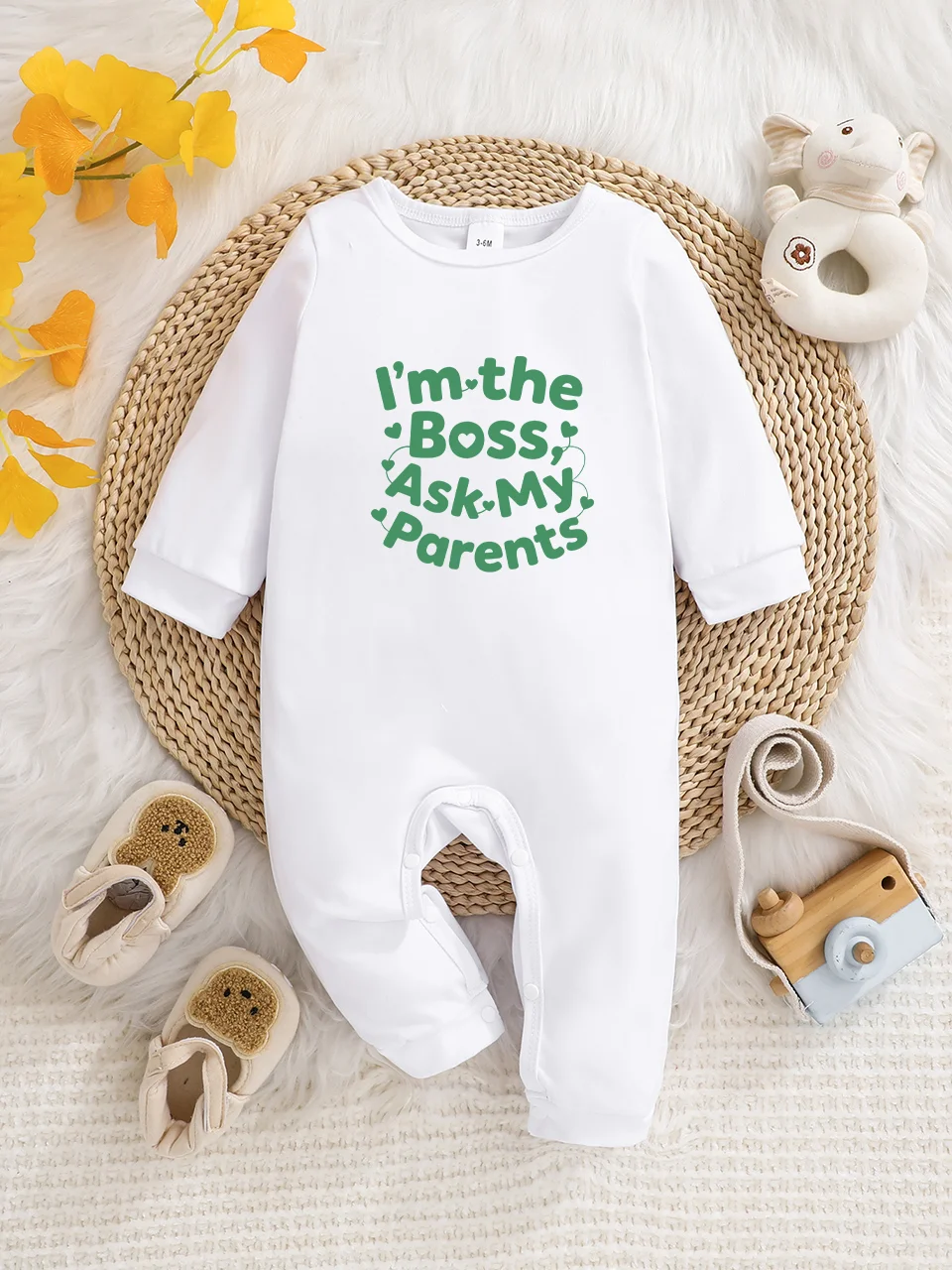A baby long-sleeved onesie with interesting letter prints. It features a buttoned design for easy putting on and taking off, and
A baby long-sleeved onesie with interesting letter prints. It features a buttoned design for easy putting on and taking off, and