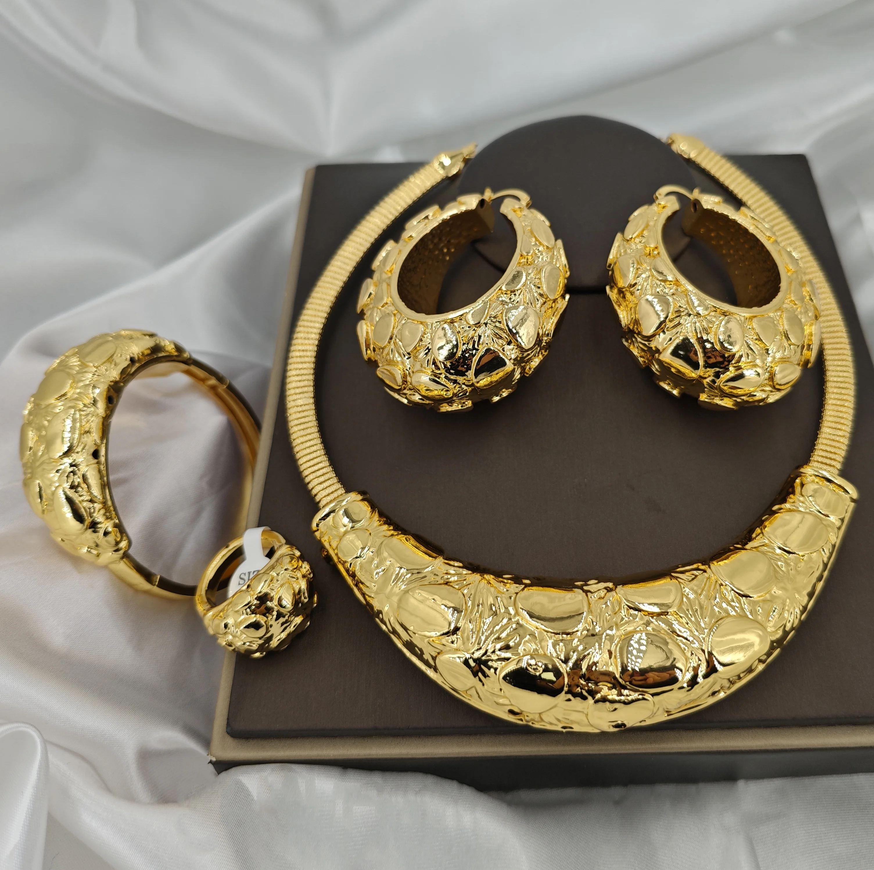 Special Luxury Uneven Face Light Weight Jewelry Set Stunning Fabulous Gold Plated Necklace Bracelet Earrings Ring 4PC Jewellery
Special Luxury Uneven Face Light Weight Jewelry Set Stunning Fabulous Gold Plated Necklace Bracelet Earrings Ring 4PC Jewellery