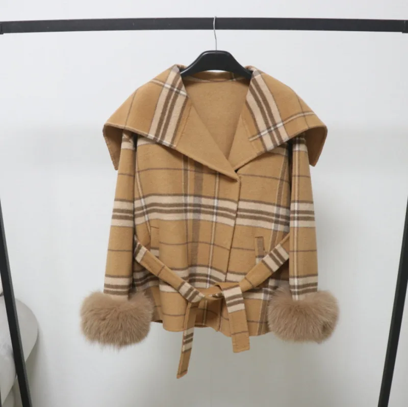 Женское осенне-зимнее шерстяное пальто в клетку с матросским воротником, женская уличная одежда, элегантные манжеты из лисьего меха, свободная шерстяная верхняя одежда с длинными рукавами, топ
Женское осенне-зимнее шерстяное пальто в клетку с матросским воротником, женская уличная одежда, элегантные манжеты из лисьего меха, свободная шерстяная верхняя одежда с длинными рукавами, топ