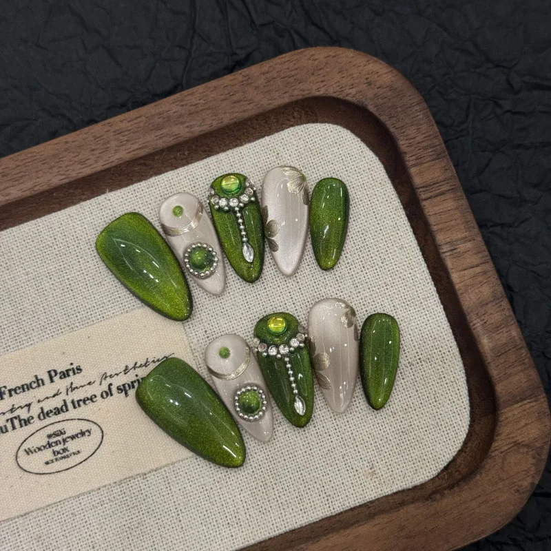 【Lv Bao Hua Guang】Melbourne Green Cat's Eye Sophisticated Niche Handmade Press-On Nails
【Lv Bao Hua Guang】Melbourne Green Cat's Eye Sophisticated Niche Handmade Press-On Nails