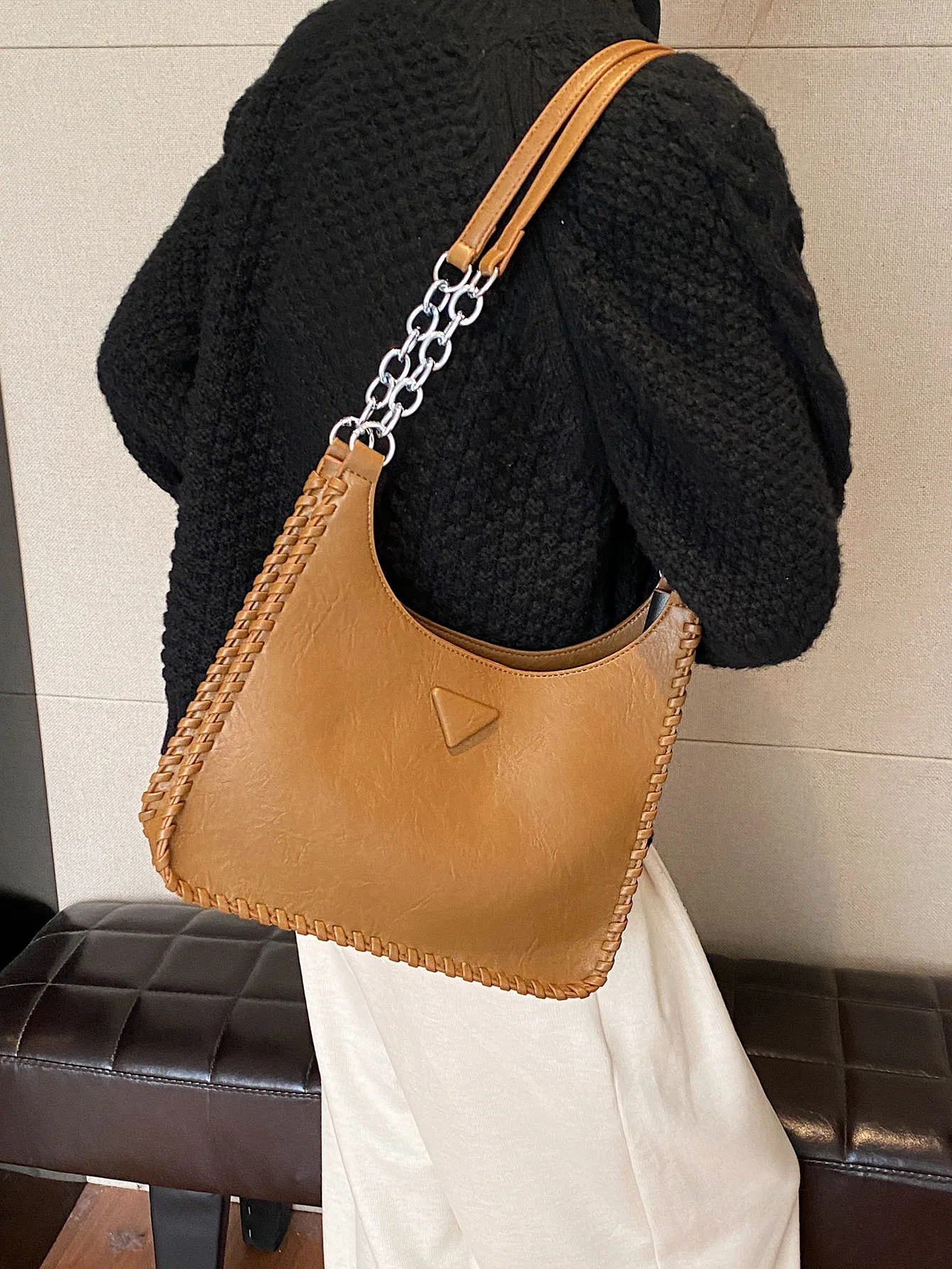 Women's Large Capacity One Shoulder Bag New Autumn Winter Korean Edition Retro Simple Fashion Commuting Chain Underarm Bag
Women's Large Capacity One Shoulder Bag New Autumn Winter Korean Edition Retro Simple Fashion Commuting Chain Underarm Bag
