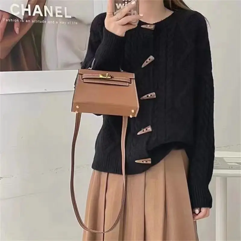 Весенний ленивый стиль, вязаный кардиган с роговими пуговицами, корейский нежный свитер, универсальная куртка в стиле ретро с круглым вырезом
Весенний ленивый стиль, вязаный кардиган с роговими пуговицами, корейский нежный свитер, универсальная куртка в стиле ретро с круглым вырезом