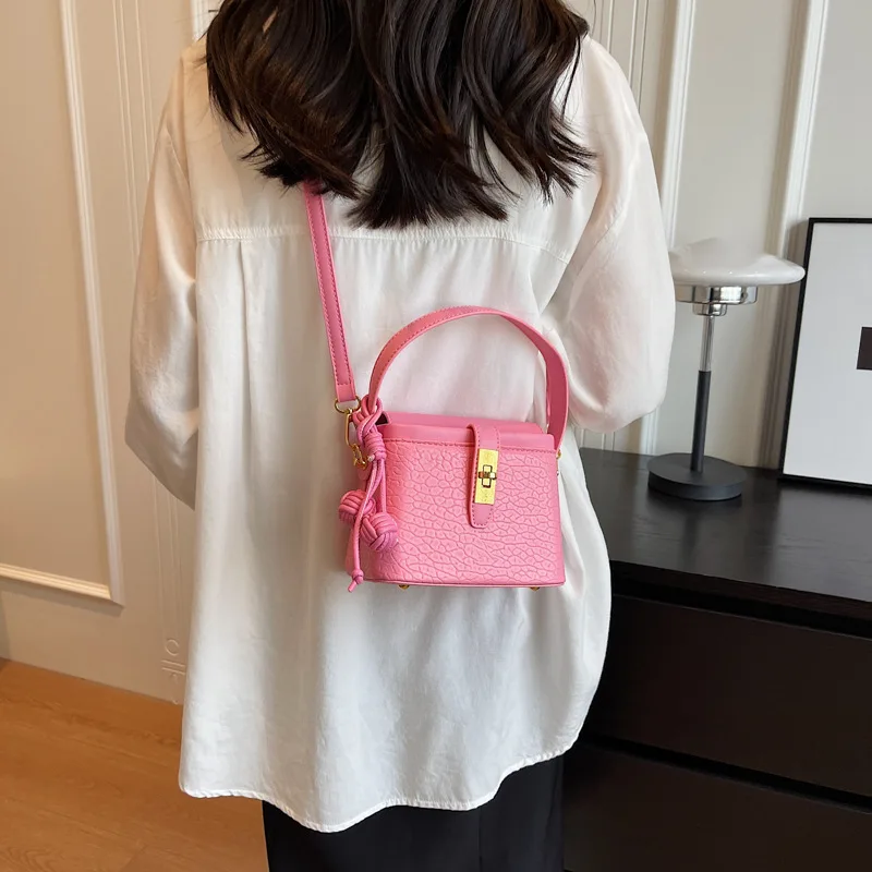 2023 New Simple Fashion Versatile PU Leather Pink Mini Bucket Handheld Crossbody Bags For Girl Women
2023 New Simple Fashion Versatile PU Leather Pink Mini Bucket Handheld Crossbody Bags For Girl Women