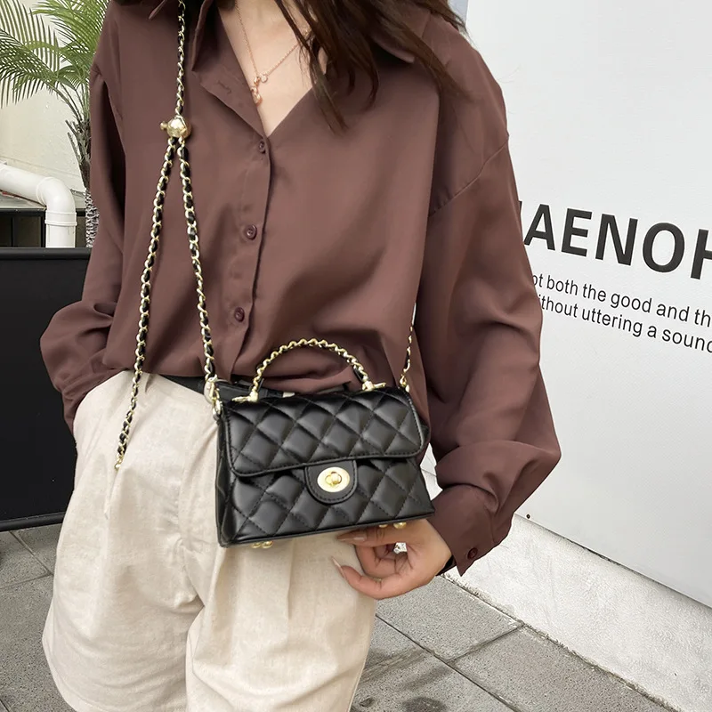 Women's New Style Embroidered Diamond Grid Lock Buckle Small Square Bag Silk Scarf Decorative Thread Bag Chain Crossbody Bag
Women's New Style Embroidered Diamond Grid Lock Buckle Small Square Bag Silk Scarf Decorative Thread Bag Chain Crossbody Bag