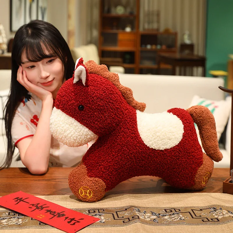 Декоративная подушка к Китайскому Новому году 55 см, плюшевая игрушка в форме лошади, талисман Года Лошади, украшение для гостиной, подарок
Декоративная подушка к Китайскому Новому году 55 см, плюшевая игрушка в форме лошади, талисман Года Лошади, украшение для гостиной, подарок