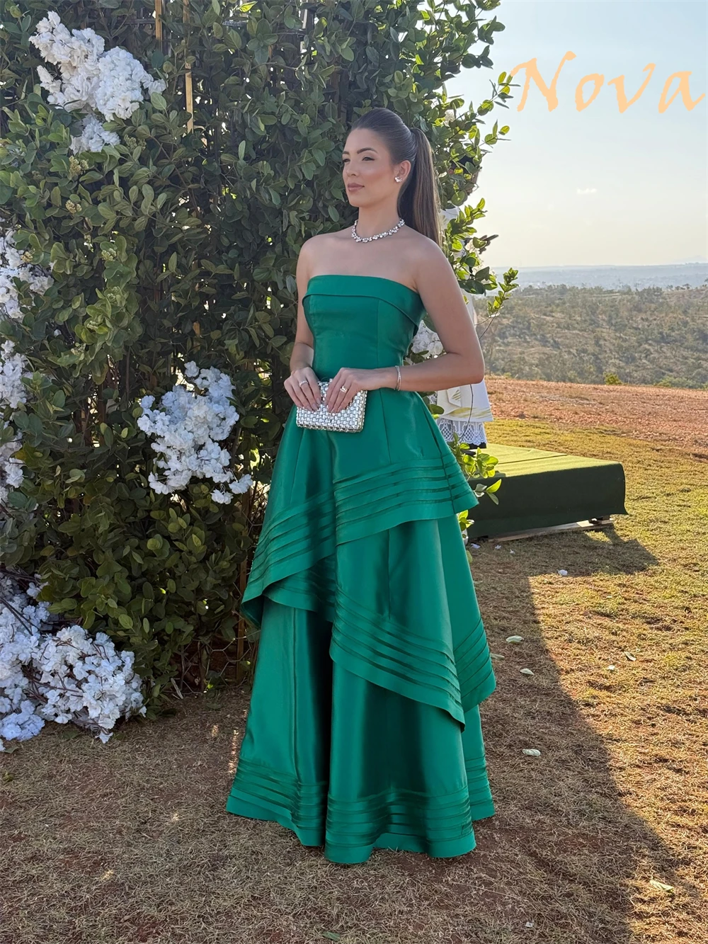 Customized Sparkly Green Satin Celebrity Gowns Elegant Strapless Sleeveless Evening Dress Exquisite Special Occasion Gowns
Customized Sparkly Green Satin Celebrity Gowns Elegant Strapless Sleeveless Evening Dress Exquisite Special Occasion Gowns